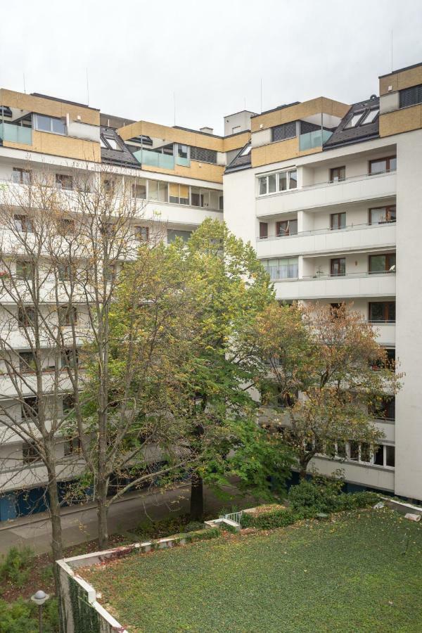 Апартаменты Spacious With Balcony Вена Экстерьер фото